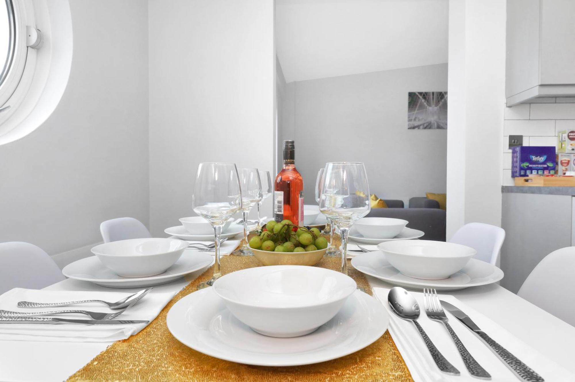 Waterside 4 Bed Apartment Londra Exterior foto